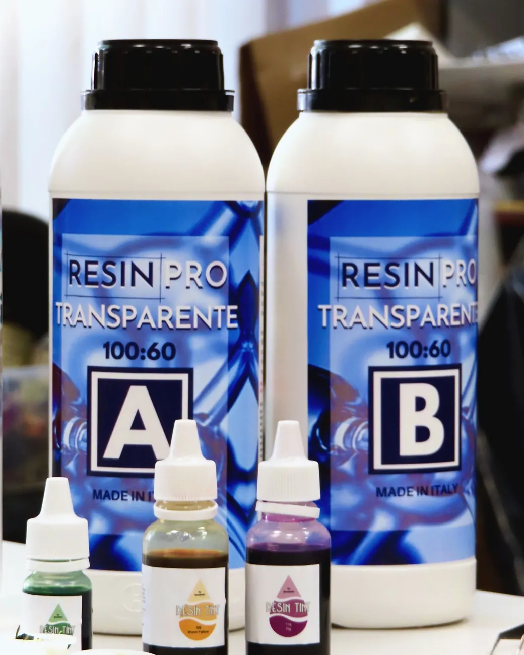 Смола Resin Pro Transparente і тонери RESIN TINT на столі майстерні EpoxyMart