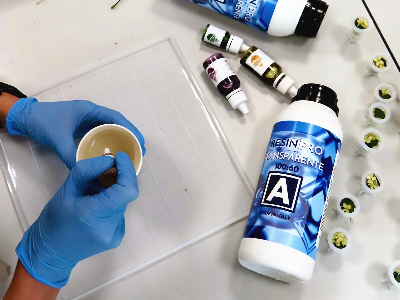 Майстриня додає тонер RESIN TINT у смолу Resin Pro Transparente